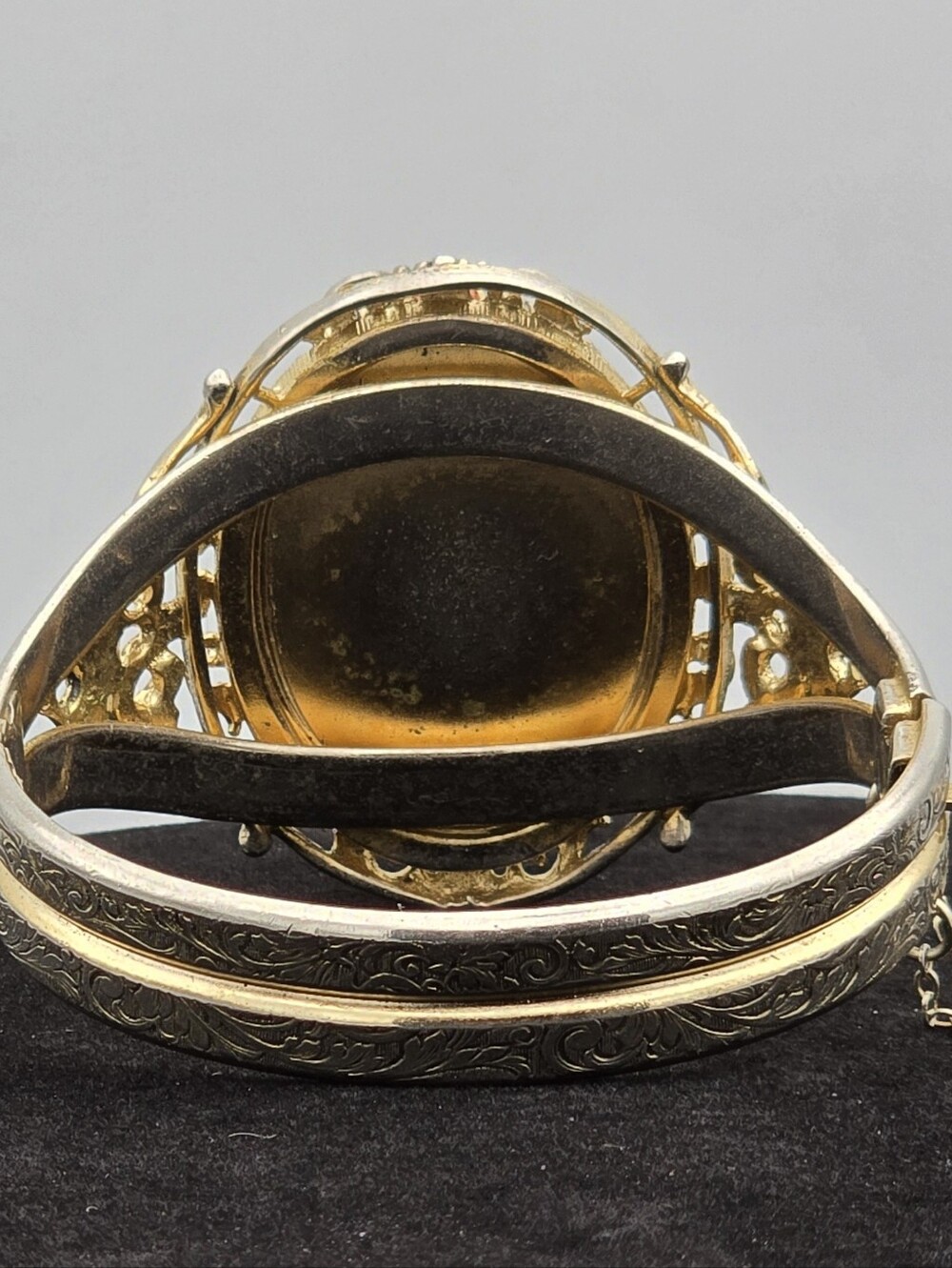 Vintage Signed Whiting & Davis Large Cameo Hinged Cuff Bracelet Good Condition - Picture 6 of 12